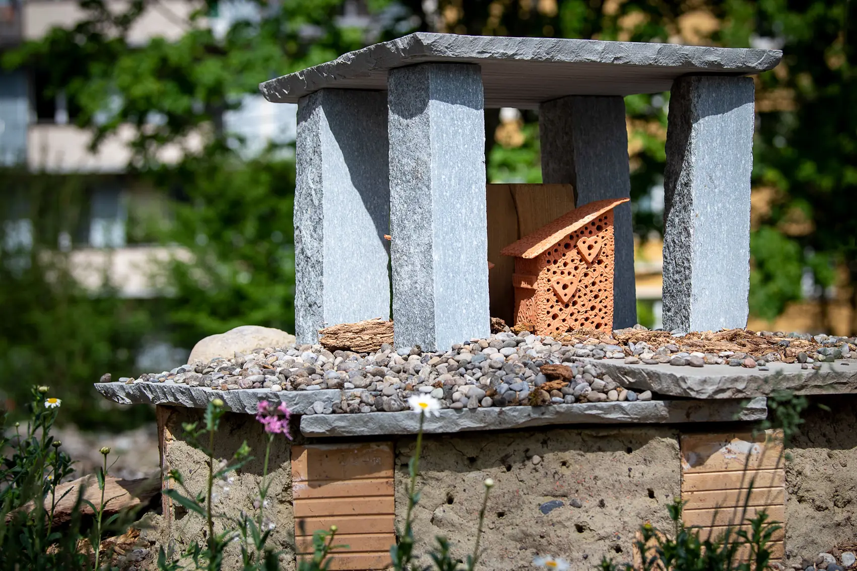 Insektenhotel aus Steinplatten in einem naturnahen Garten